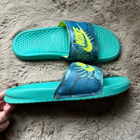Nike Benassi JDI Tropical Print Slide Sandal Blue Teal Green Size Women's 8 - Picture 3 of 6